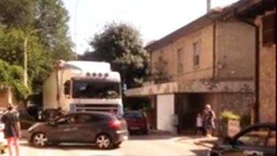 Camion con rifiuti distrugge muro di una casa e rischia investimento di una donna