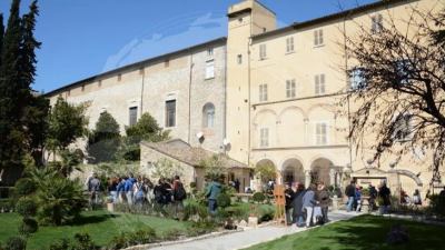 'Serenata per i bambini che dormono nei giardini del cielo' oggi nei giardini vescovili