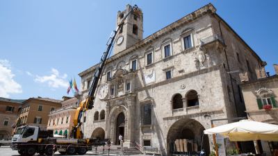 Terremoto, iniziano i lavori per la messa in sicurezza della torre a Palazzo dei Capitani