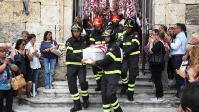 Terremoto, l'ultimo saluto alla piccola Marisol  tra le bandiere biancorosse del sestiere della Piazzarola