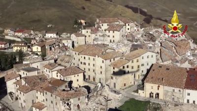 Terremoto, il video dei Vigili del fuoco su Castelluccio dopo la scossa di magnitudo 6.5