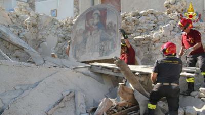 Terremoto, Slow Food Urbino premia l'impegno dei Vigili del fuoco nel campo base di Arquata