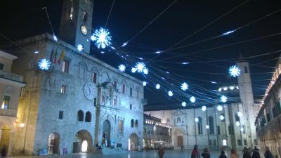 Si accende l'albero di Natale donato dalla Bosch