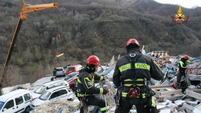 Terremoto, iniziata azione di recupero delle auto a Pescara del Tronto