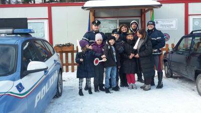 Terremoto, la Polstrada di Rimini dona materiale didattico ai bimbi di Montegallo