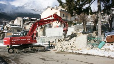 Terremoto, i Vigili del fuoco smontano edificio pericoloso a Pretare