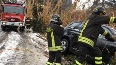 Neve, interventi dei Vigili del fuoco per auto finite fuori strada