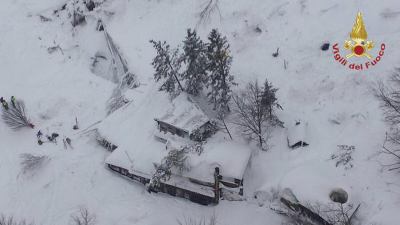 Valanga gigantesca sull'hotel Rigopiano, ci sono tanti morti. Estratta la prima vittima