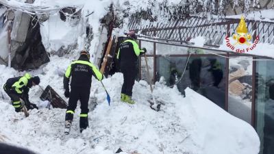 Valanga sull'hotel Rigopiano. Ci sono 8 superstiti sotto le macerie, tra loro 2 bimbi