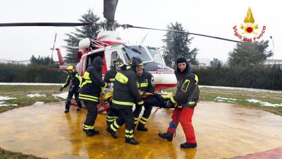 Emergenza neve, i vigili del fuoco con l'elicottero in soccorso di sei persone nell'Acquasantano