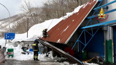 Emergenza neve, abbattuta la tettoia di un'officina ad Arquata