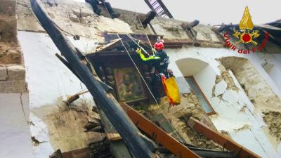 Terremoto, i vigili del fuoco hanno recuperato dipinti nella chiesa di S. Francesco ad Arquata