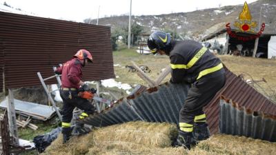 Intervento dei vigili del fuoco per una stalla crollata a Casamurana