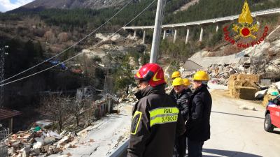 Delegazione Caritas europea nelle zone terremotate con i vigili del fuoco