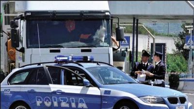 Taroccava cronotachigrafo del camion, la Polstrada multa e ritira immediatamente la patente