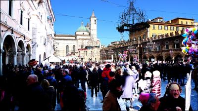 Numeri da record per il Carnevale di Ascoli: 131 gruppi iscritti e migliaia di presenze in centro