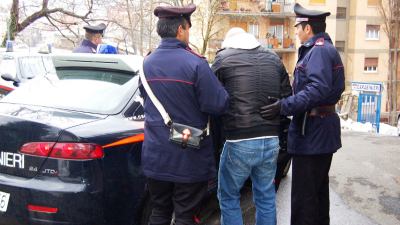 Cercava di rubare superalcolici al supermercato, rumeno arrestato dai Carabinieri