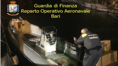 Potente gommone, con oltre 800 chili di marijuana, bloccato dalla Guardia di finanza al largo del Gargano