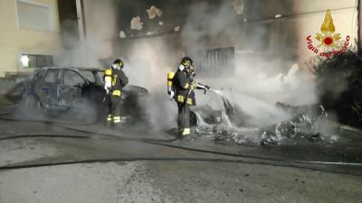 Distrutte da incendio autovetture, lavoro non semplice per i vigili del fuoco