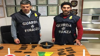 Le Fiamme gialle sequestrano circa 1 chilo di hashish, arrestato imprenditore