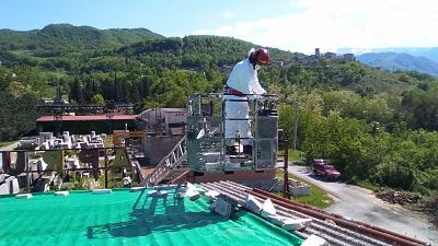 Amianto, intervento dei Vigili del fuoco per coprire un tetto con teloni di plastica