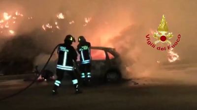 Auto prende fuoco al casello autostradale di Porto Sant'Elpidio