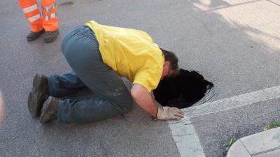 Rischio di voragine in via Massaua, all'improvviso si è aperta una buca nell'asfalto. Strada bloccata e transennata