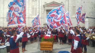 L'ultimo saluto a Paolo Volponi dalle bandiere rosso-blu del Sestiere di Porta Romana