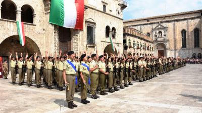 Giuramento in forma solenne dei soldati del 235° in Piazza del Popolo ad Ascoli Piceno