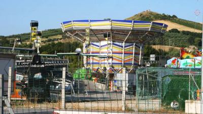 Giovane madre muore precipitando dopo un volo di 20 metri dal Luna Park