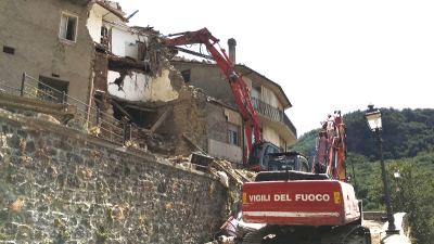 I Vigili del fuoco al lavoro per riaprire la strada di accesso a Arquata capoluogo