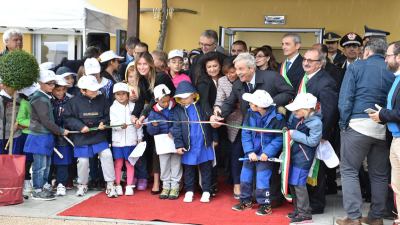 Il sottosegretario Elena Boschi e la commissaria straordinaria Paola De Micheli inaugurano la scuola di Arquata