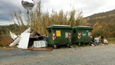 Mini discariche abusive sulla strada provinciale di Venagrande