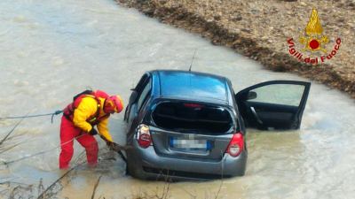 Un auto scivola sul ghiaccio e finisce nel fiume Ete, salvo il conducente