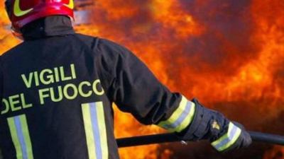 Capodanno di fuoco a Spinetoli, un incendio doloso ha avvolto con violenza una palazzina di tre piani che ospita immigrati