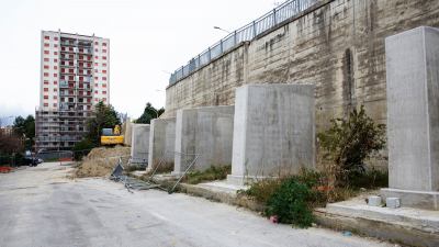 Al via la ricostruzione del muro in via delle Begonie