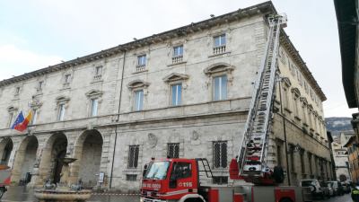 Cadono parti di travertino dal palazzo dell'Arengo, i vigili del fuoco controllano facciata e tetto per scongiurare nuovi pericoli