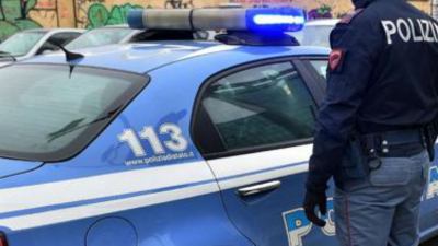 Aggredisce cliente con grosso coltello da cucina dopo una prestazione sessuale, arrestata per rapina aggravata