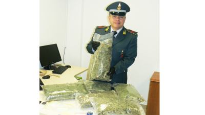 Le Fiamme gialle hanno sequestrato oltre 3 chili di marijuana. Denunciata una cinquantenne