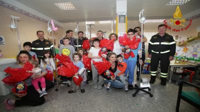 Uova di Pasqua donate dai Vigili del fuoco ai bimbi ricoverati in pediatria