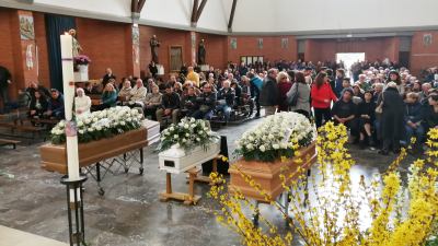 L'ultimo saluto alla famiglia Coletta nella chiesa di San Giacomo della Marca gremita di gente