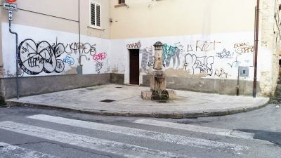 Angeli del Bello di Ascoli Piceno fa il suo esordio attivo per pulire le scritte davanti alla scuola Malaspina