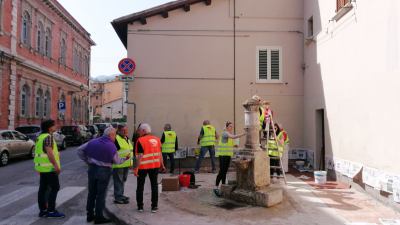 Inferno e Paradiso, gli Angeli del Bello di Ascoli 'assaltano' e sconfiggono le prime scritte di fronte alla scuola Malaspina