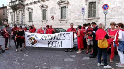 Manifestazione contro il razzismo ad Ascoli Piceno davanti al Palazzo del Governo