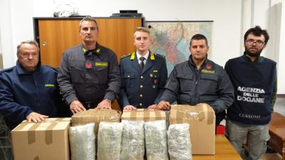 Le Fiamme gialle e agenti della Dogna arrestano un cittadino macedone con 25 chili di marijuana al porto di Ancona