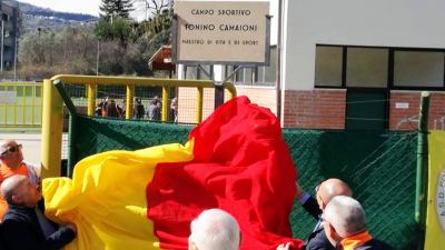 Una targa di travertino con il nome di Tonino Camaioni campeggia sul campo di Monterocco