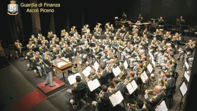 La banda musicale della Guardia di finanza si esibisce al teatro Ventidio Basso di Ascoli Piceno alla presenza del comandante generale del Corpo