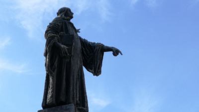 Il 'battesimo' di Cecco d'Ascoli, la sua statua in piazza Matteotti inaugurata nel pomeriggio