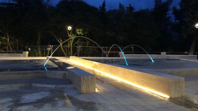 Nuovo volto per viale De Gasperi con pavimentazione in travertino: inaugurata la nuova fontana