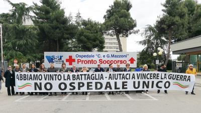 'Insieme a Fioravanti per Ascoli' si presenta con uno striscione in difesa del Mazzoni davanti all'ingresso dell'ospedale